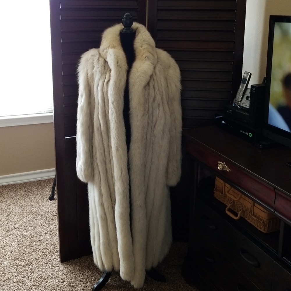 Elegant Silver Fox Fur Coat